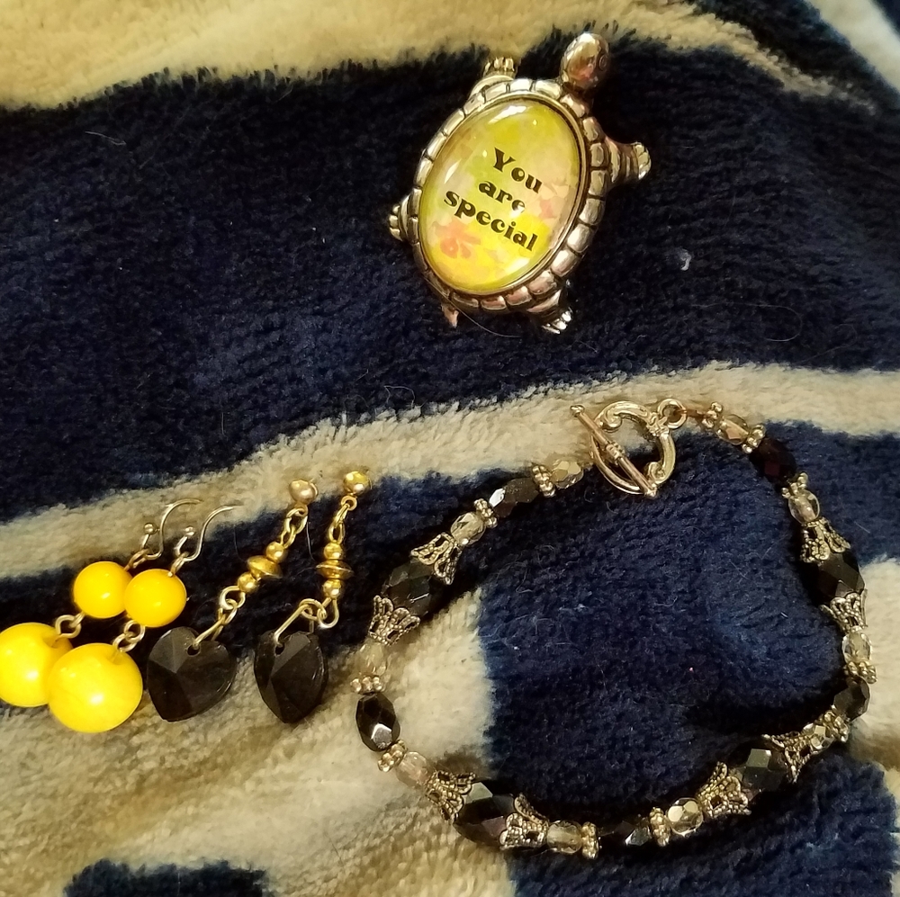 Bracelet,pendant, and 2 earrings sets